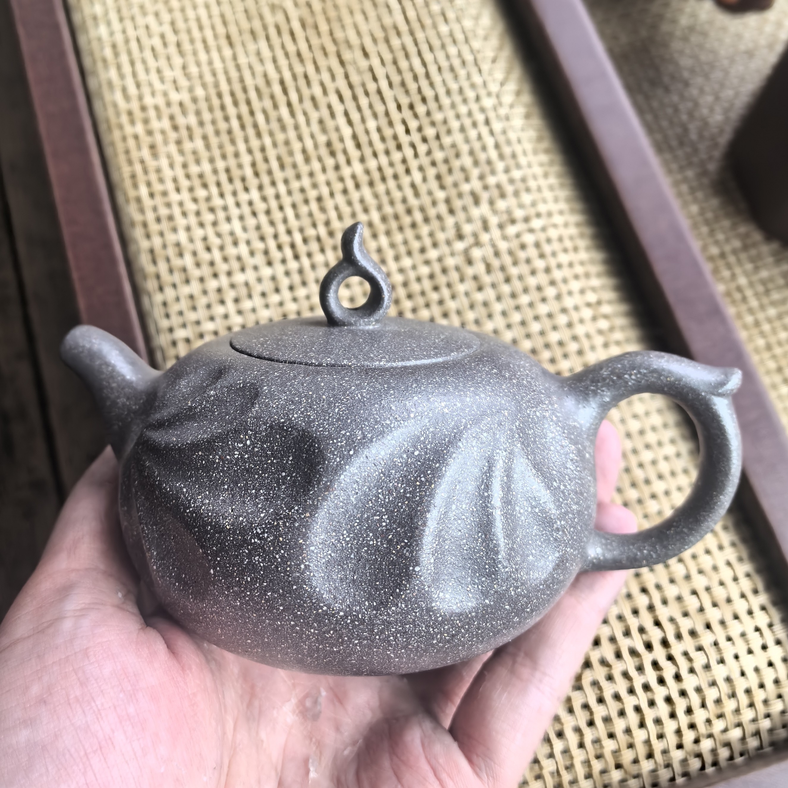 花瓣壶 粗砂青灰泥