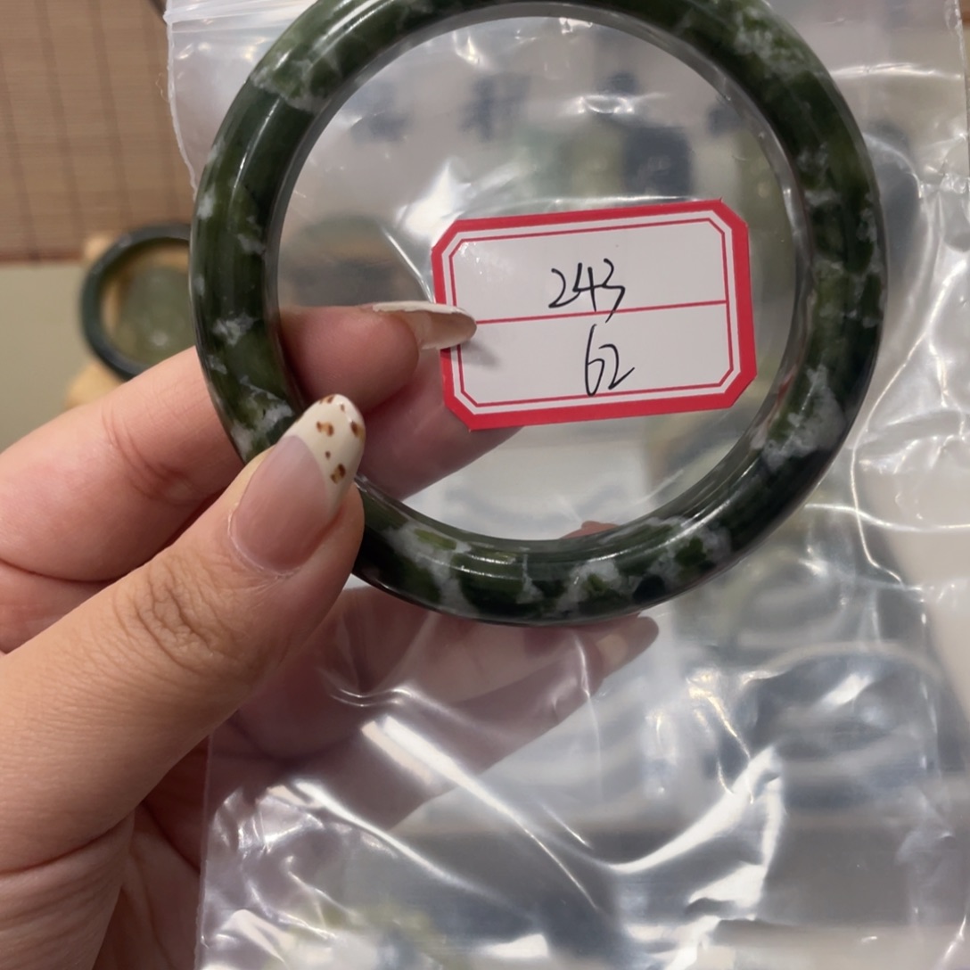 蛇纹石玉手镯未镶嵌