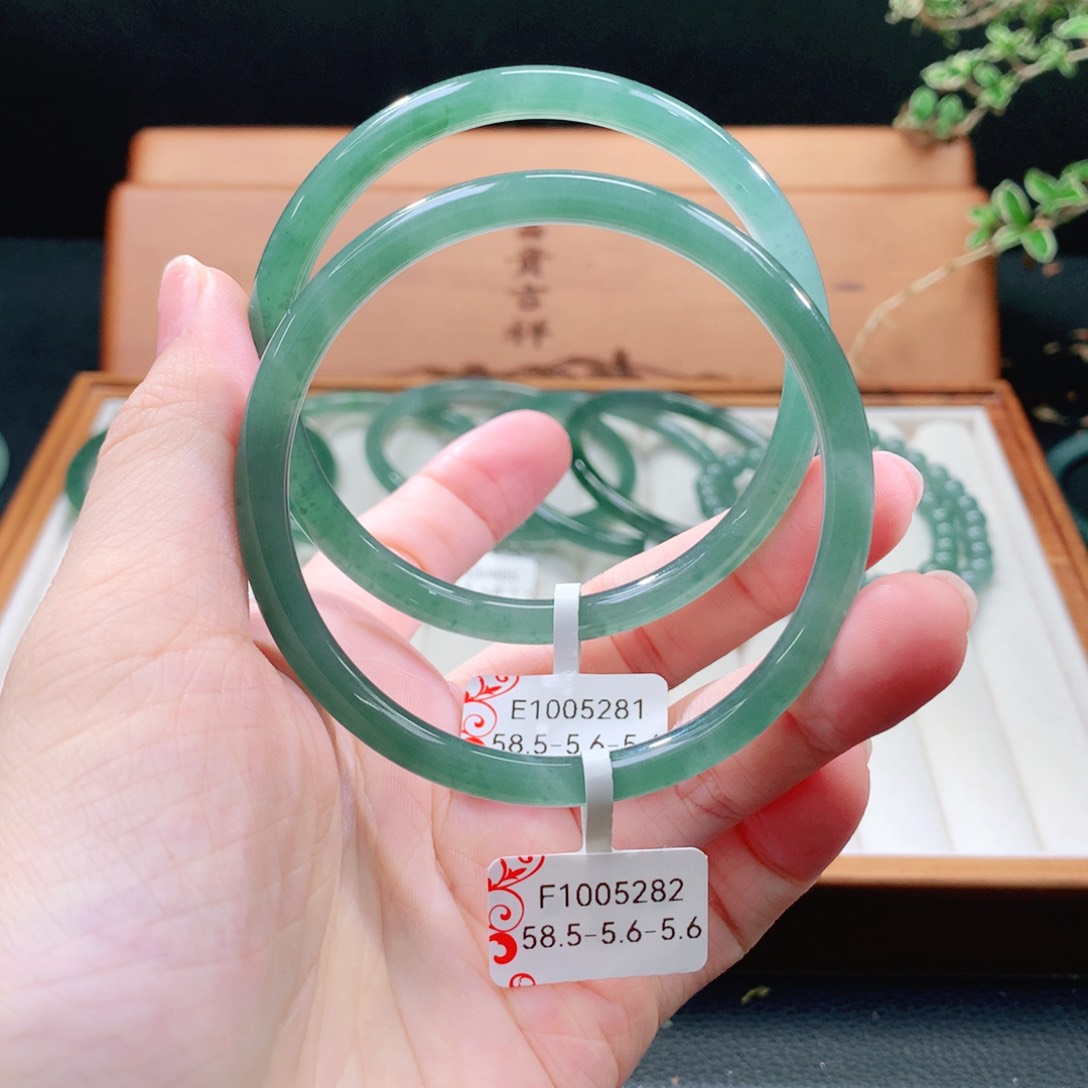 翡翠手镯（圆镯）未镶嵌