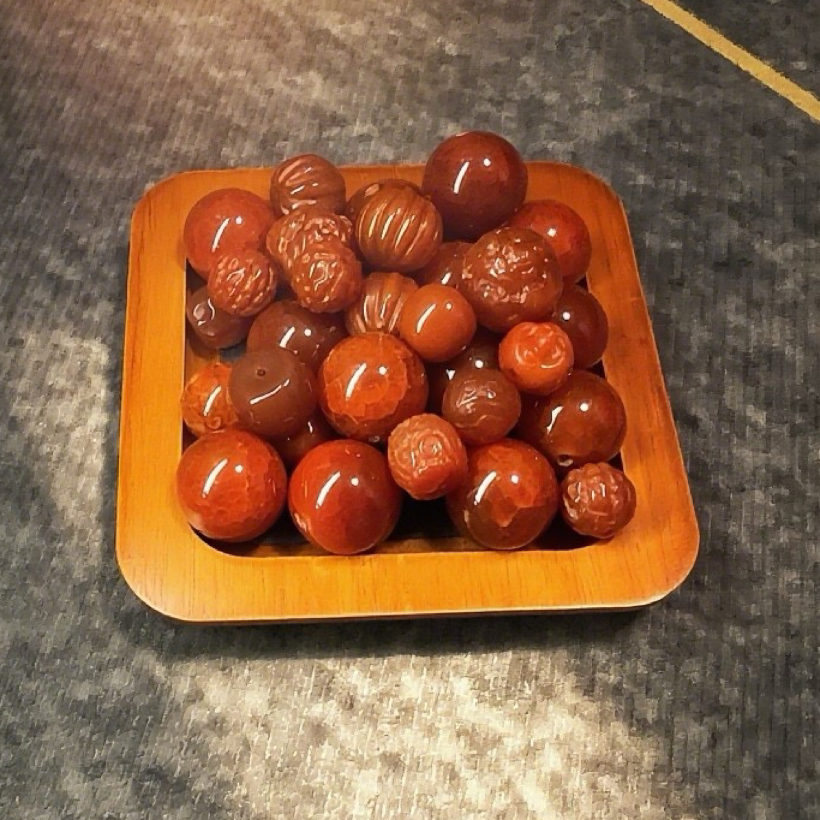 A101  文玩手工DIY配饰 天然原矿红色雕刻醒狮尺寸11+（单颗）