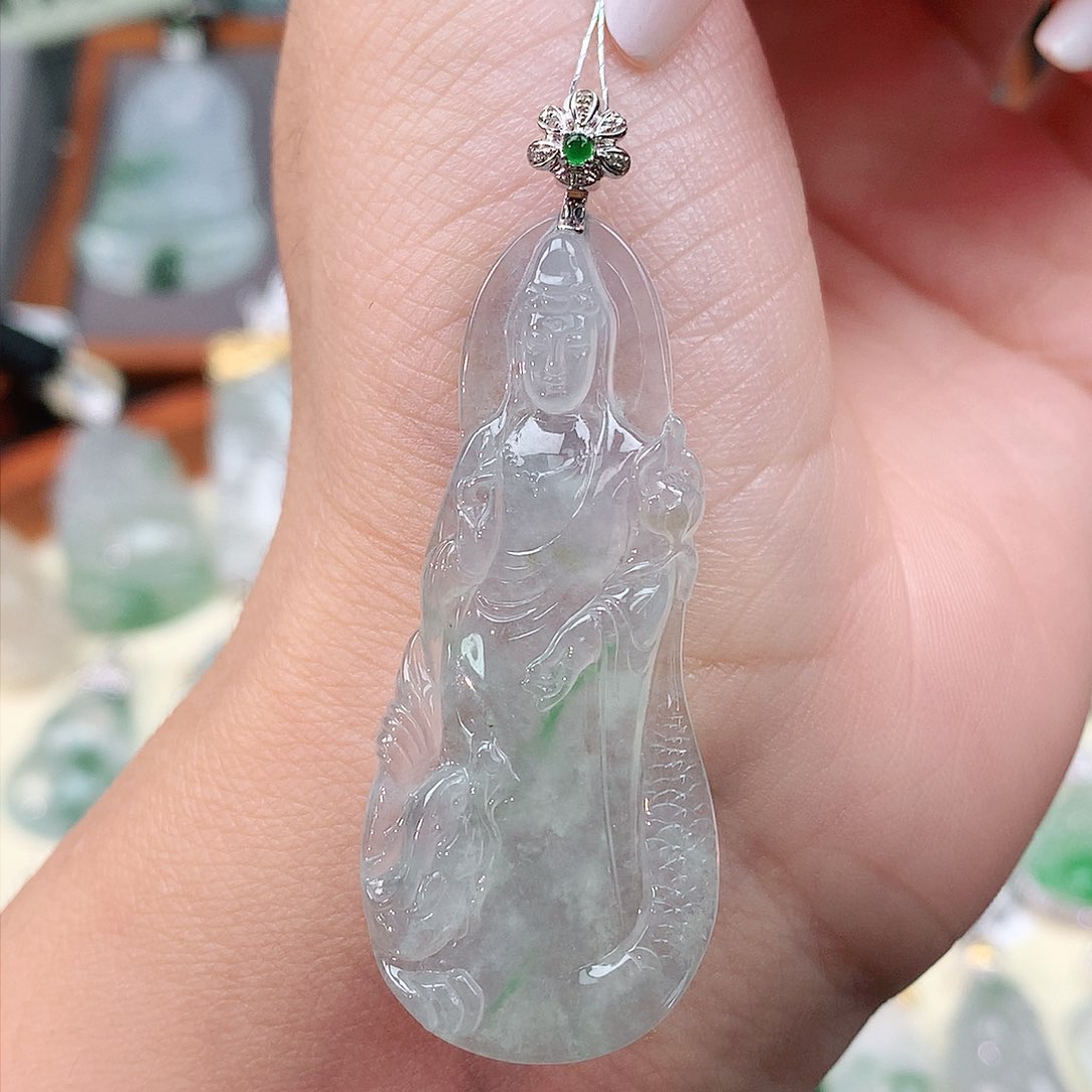 颈饰18K金镶嵌翡翠观音