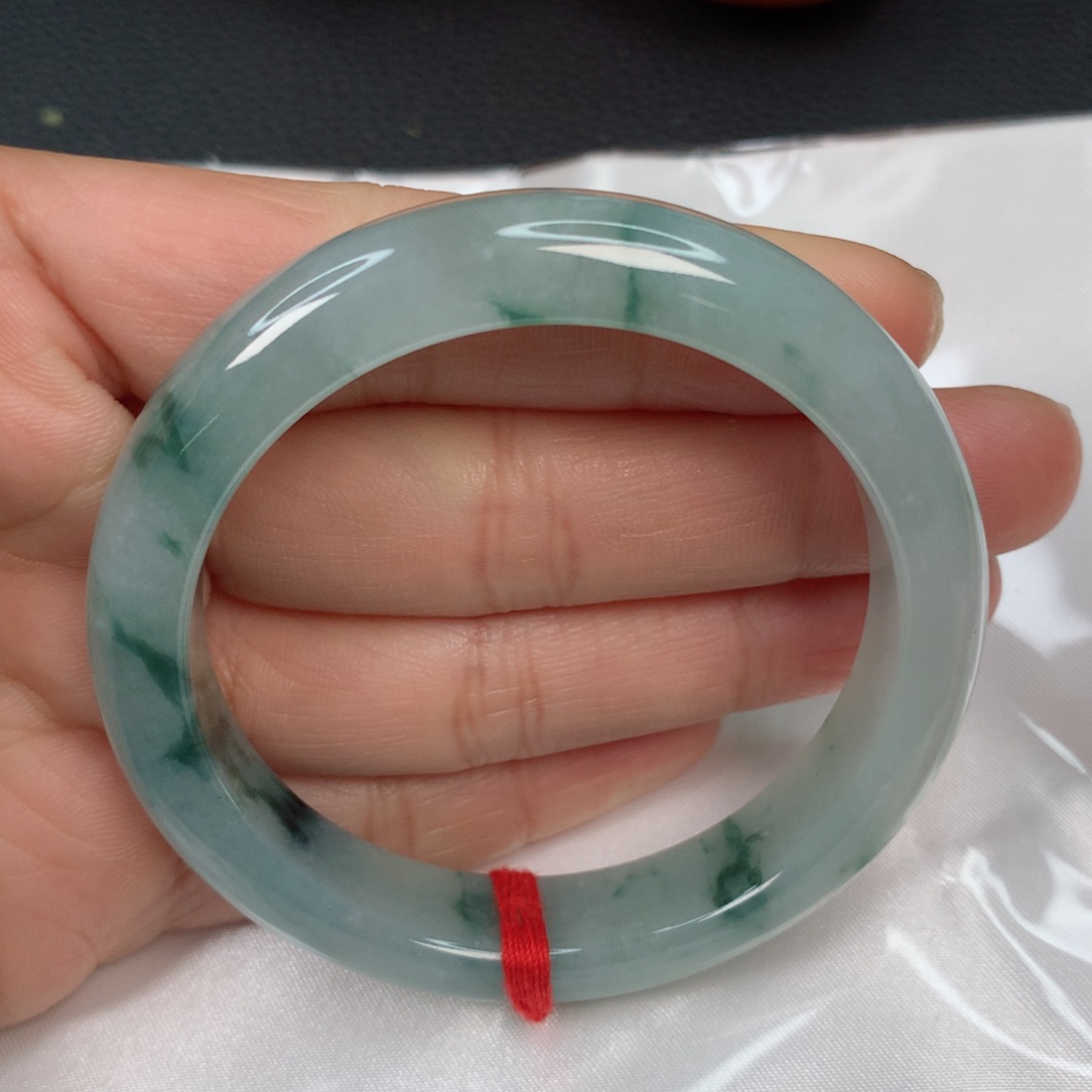 翡翠手镯未镶嵌…………..,,