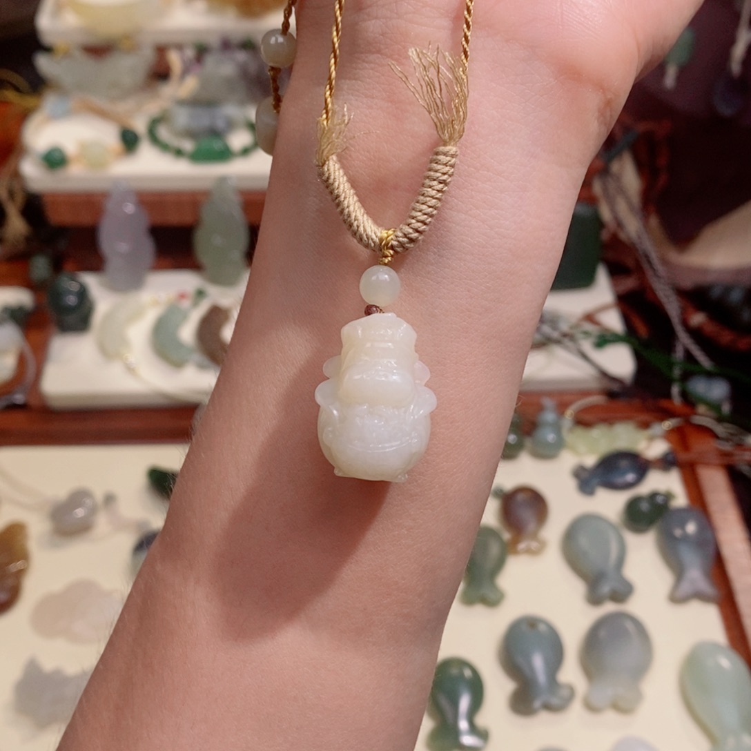 和田玉未镶嵌颈饰财神