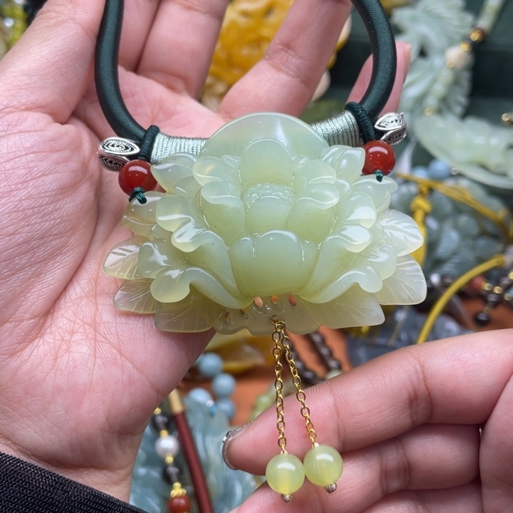 蛇纹石玉吊坠合金