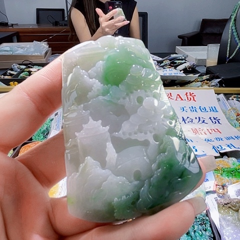 翡翠未镶嵌颈饰一个