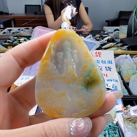 翡翠未镶嵌颈饰一个