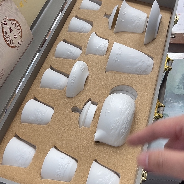 孤品茶具套装等。        
