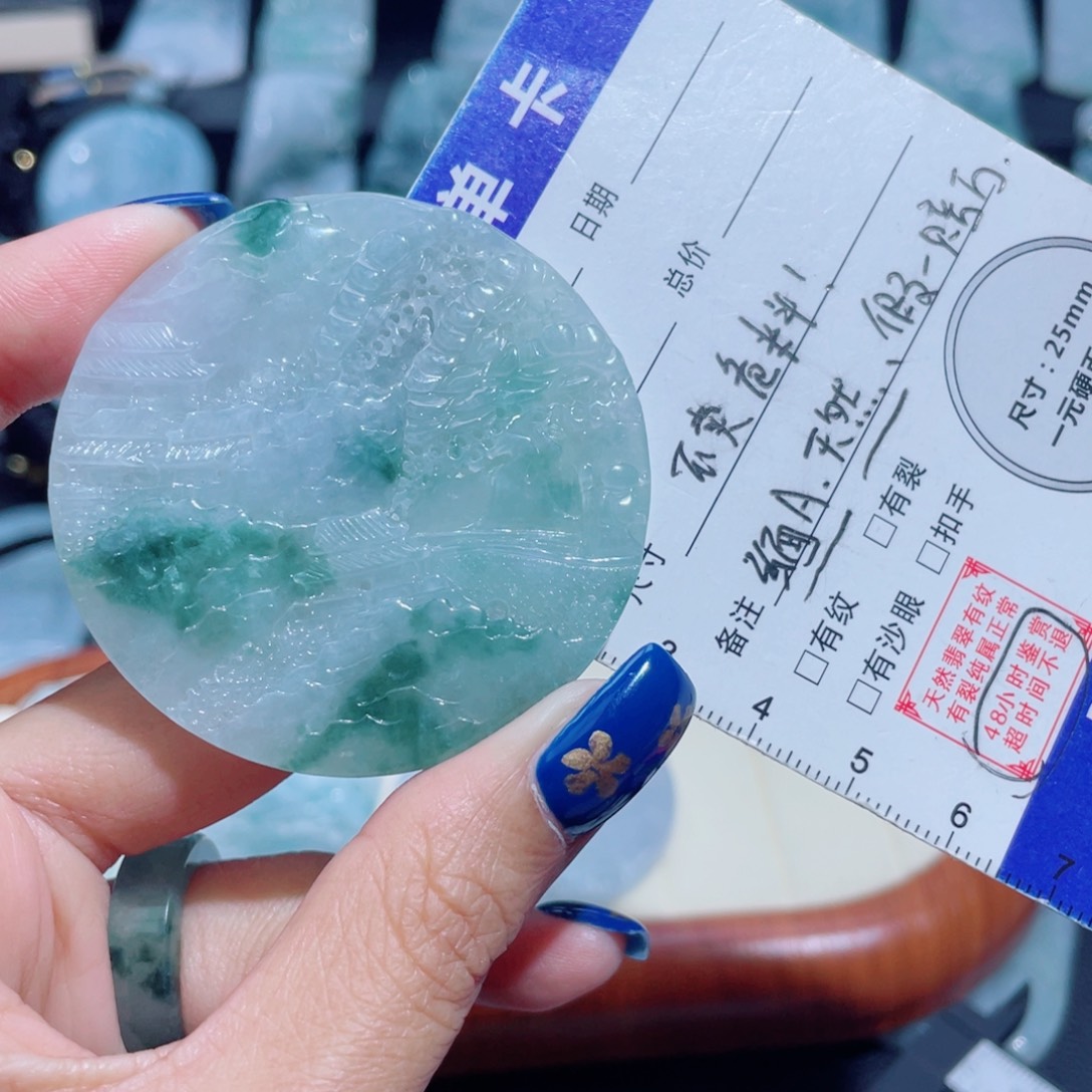 翡翠未镶嵌颈饰山水