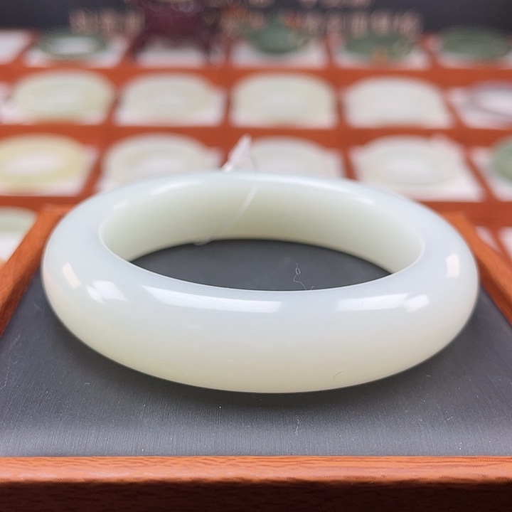 和田玉手镯未镶嵌羊脂级别