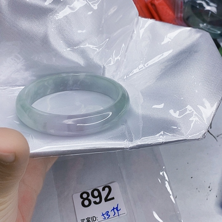 翡翠未镶嵌手镯一图一物实物为准（微瑕处理）