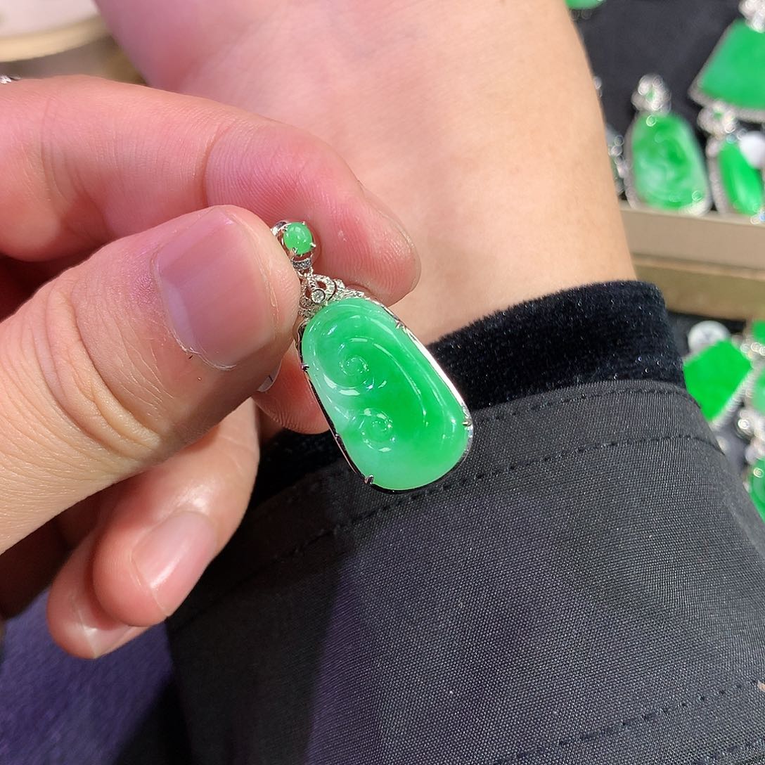 翡翠吊坠(赠链)18K金镶嵌乖**?