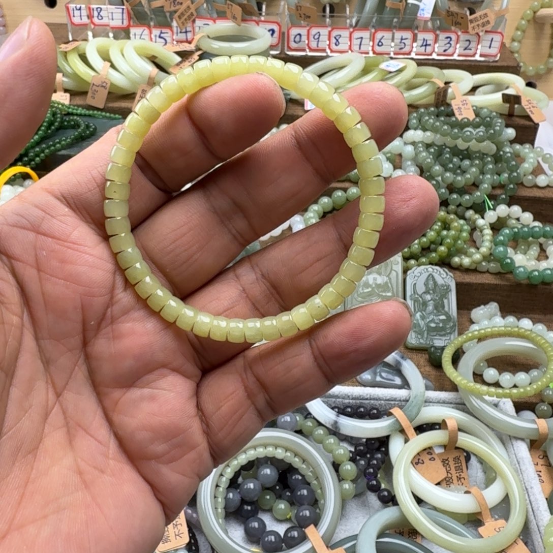 艾***景和田玉未镶嵌手链