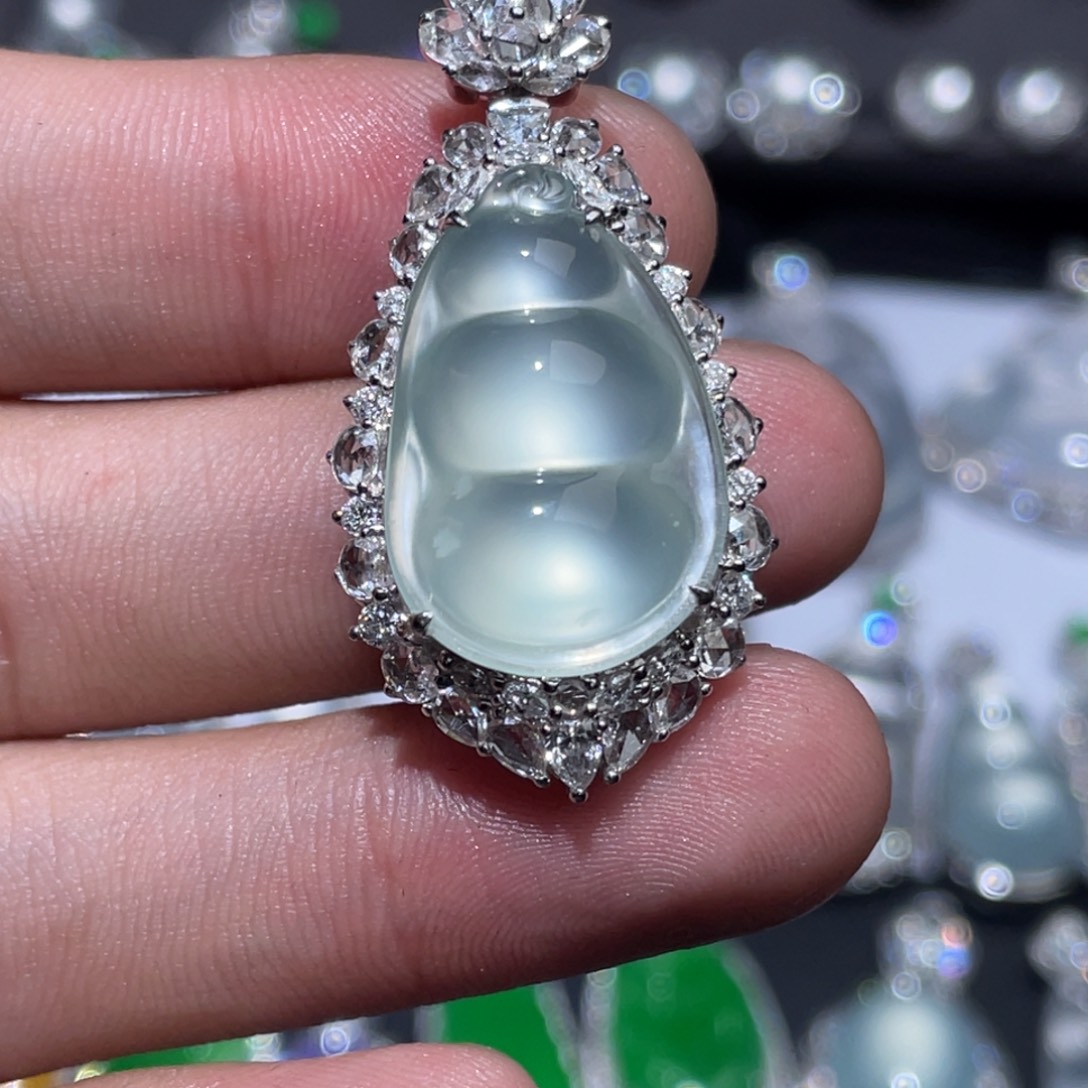 艺***随翡翠18K金镶嵌颈饰