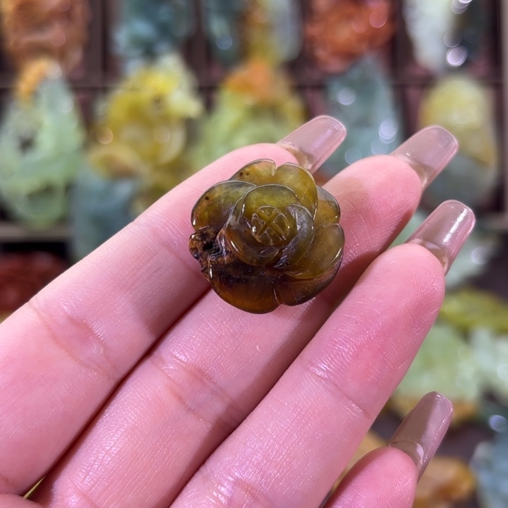 未镶嵌蛇纹石玉颈饰鱼*