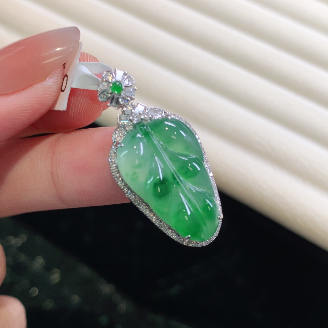 翡翠颈饰18K金镶嵌叶子