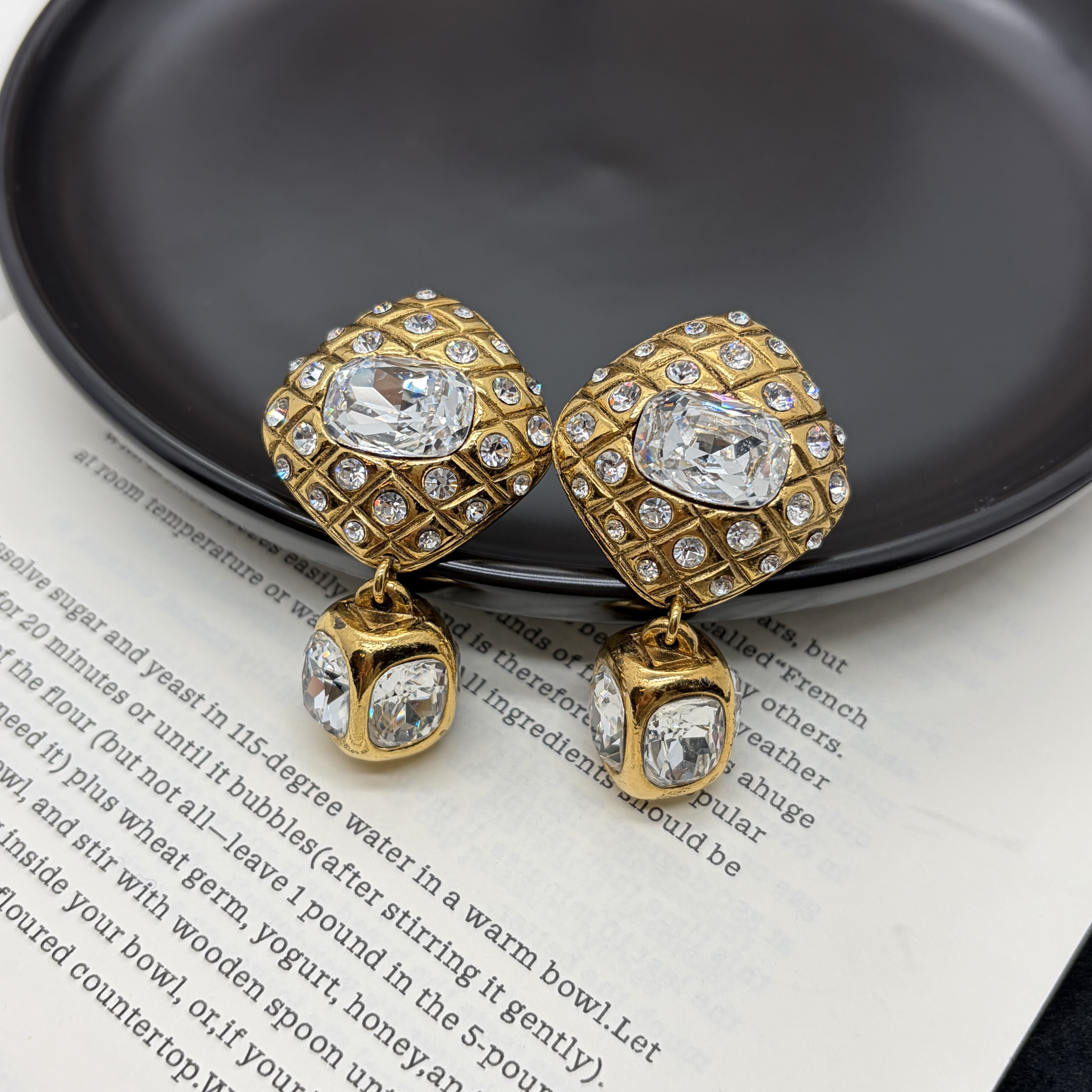 95新 Chanel/香奈儿 香奈儿莱茵石骰子扫肩耳夹/x07088