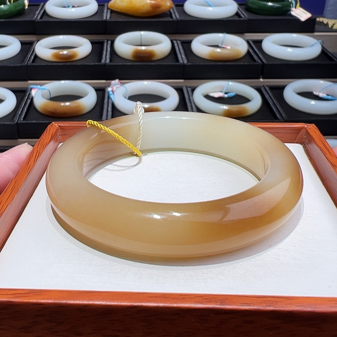 和田玉未镶嵌手镯