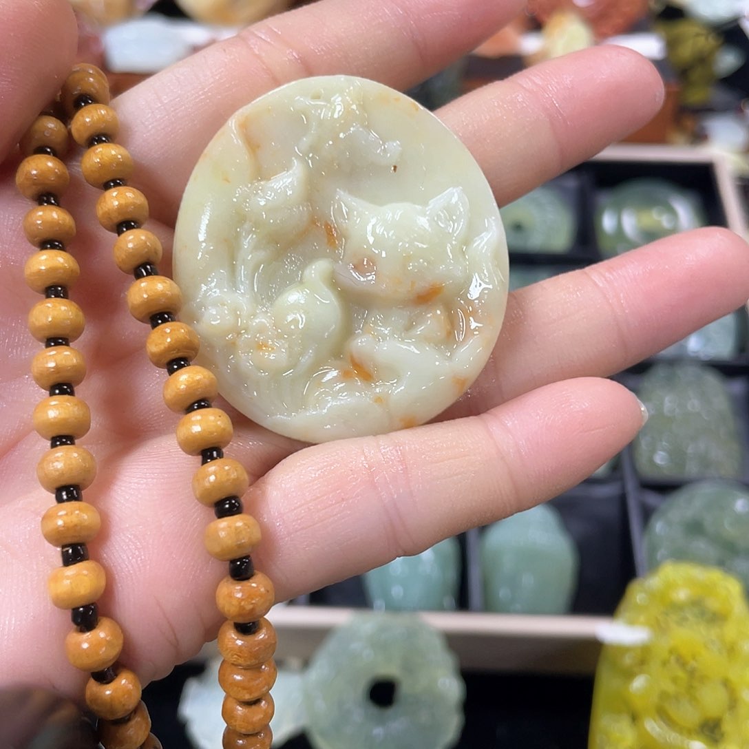蛇纹石玉颈饰未镶嵌