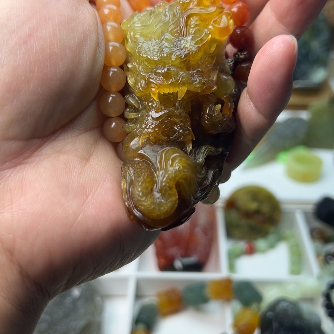 者***诚蛇纹石玉未镶嵌颈饰