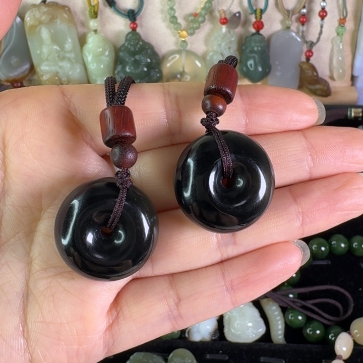 透闪石质玉未镶嵌颈饰