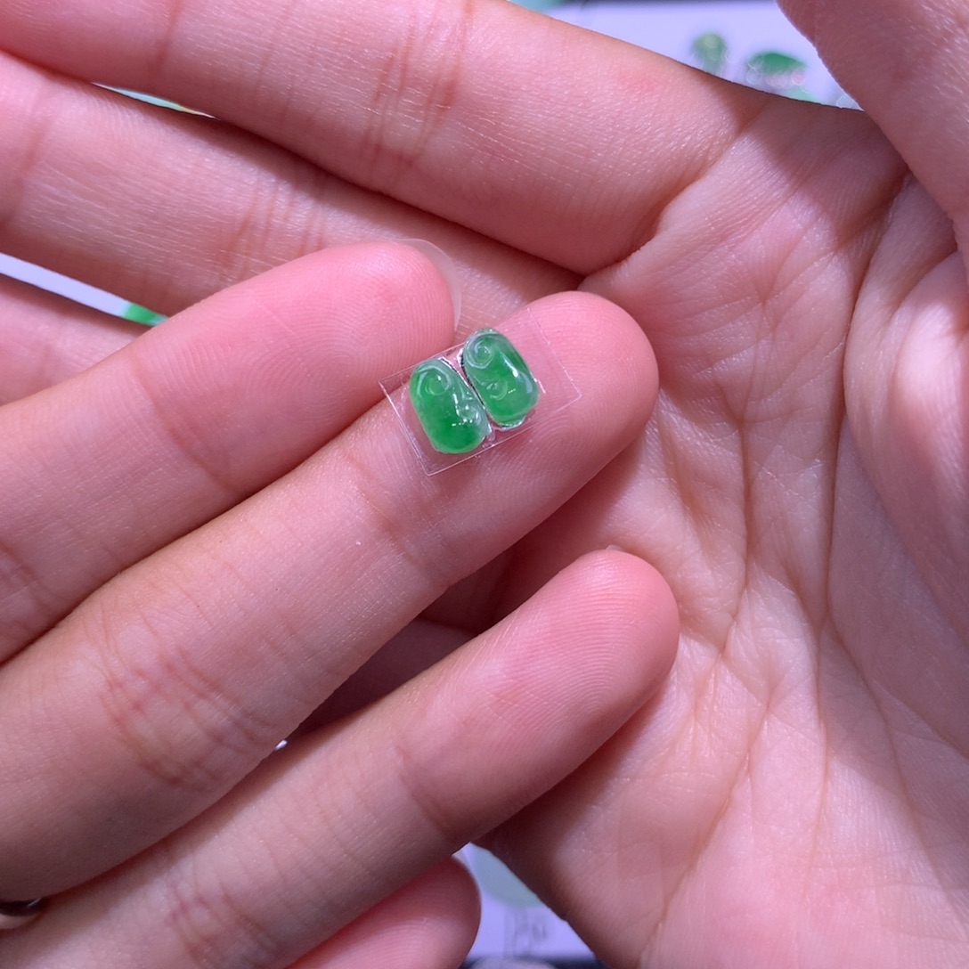 翡翠未镶嵌颈饰如意