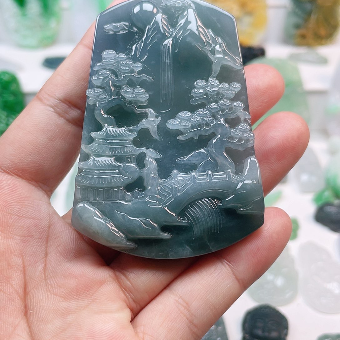 翡翠颈饰未镶嵌山水