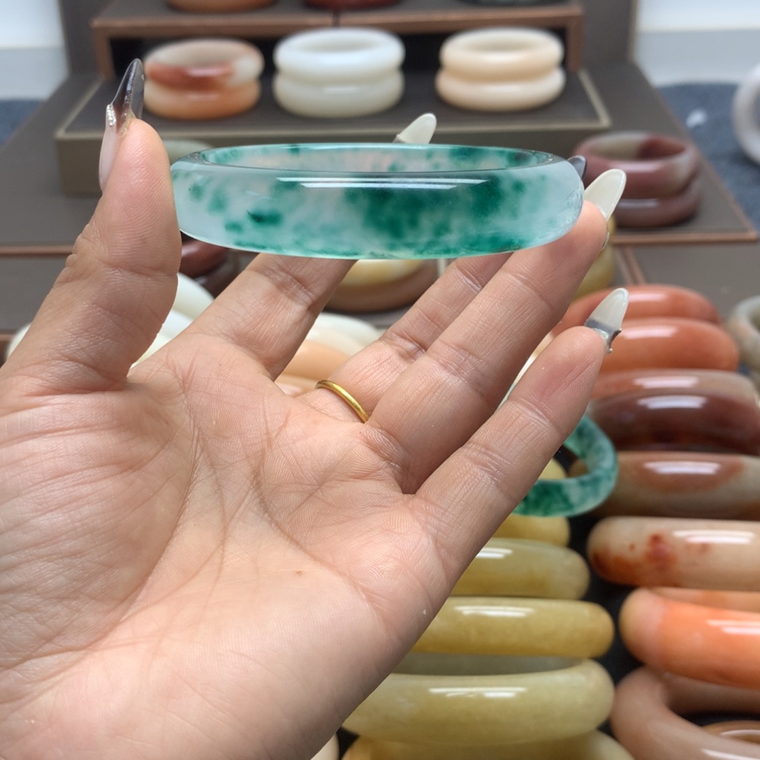 石英岩玉未镶嵌手镯