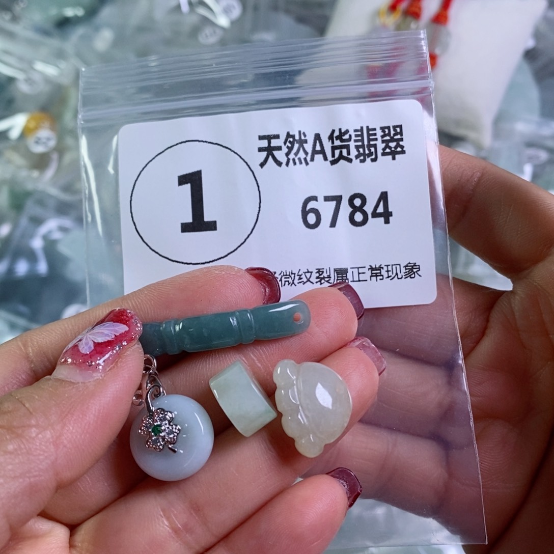 翡翠颈饰未镶嵌吊坠