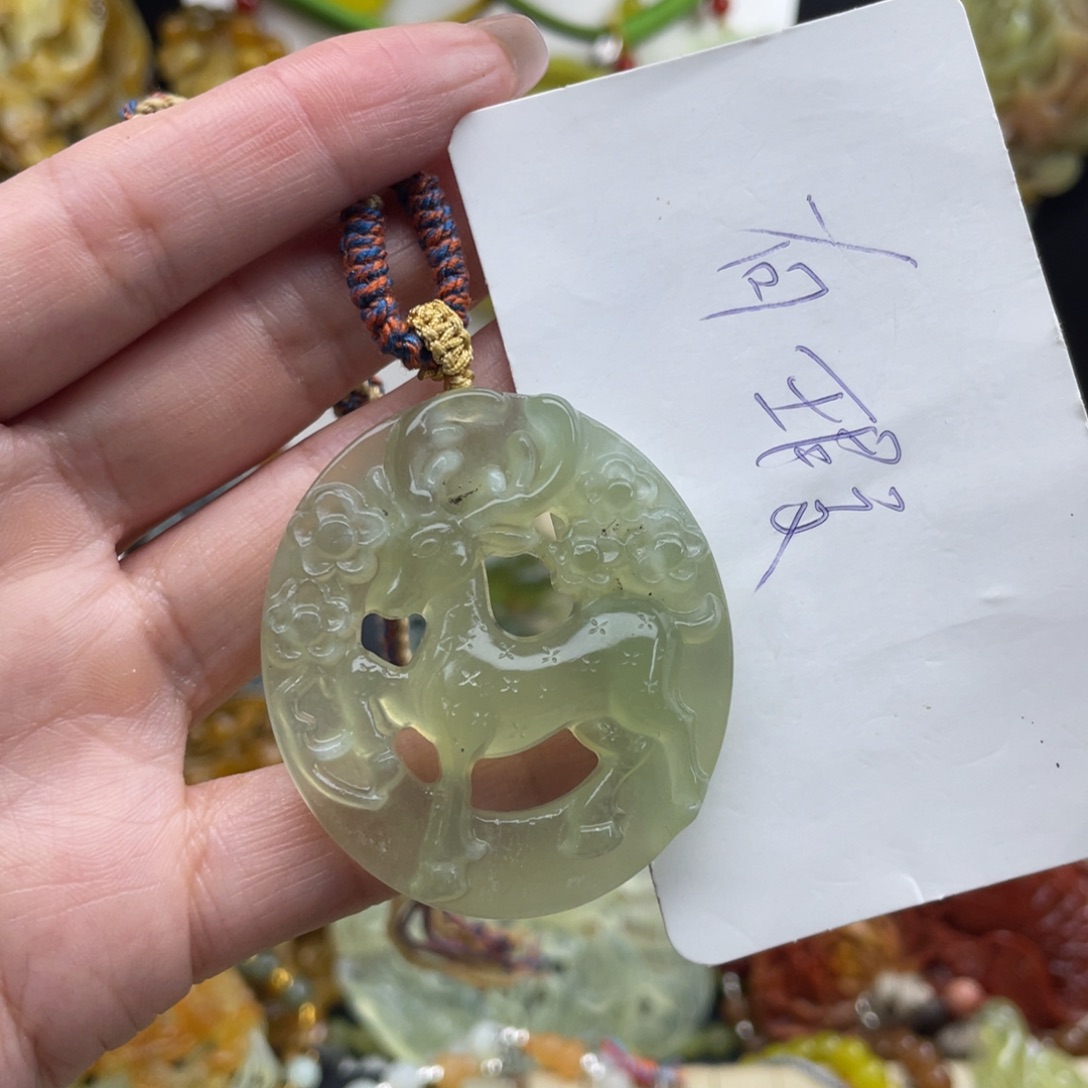 蛇纹石玉未镶嵌颈饰