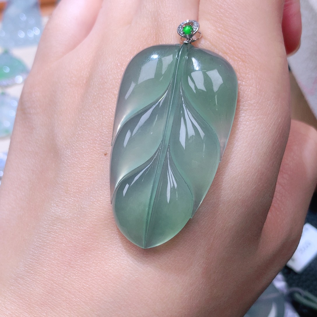 颈饰18K金镶嵌翡翠叶子