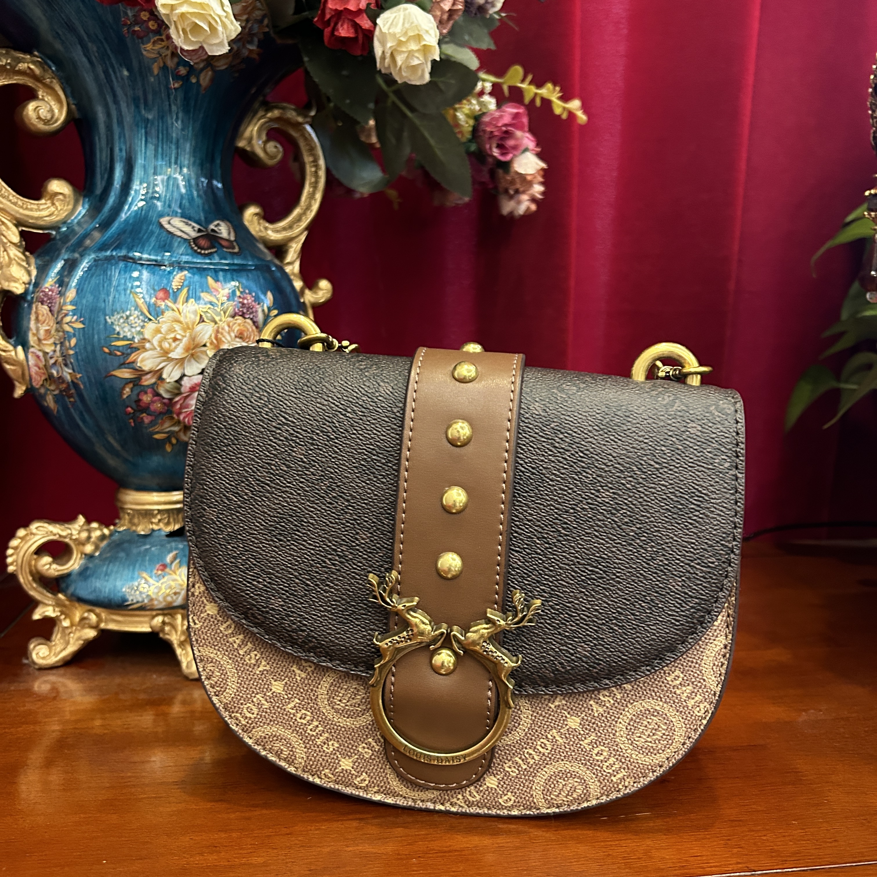 时尚百搭女士棕色斜挎包