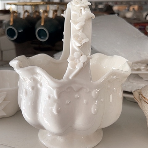 白瓷高度19厘米提篮