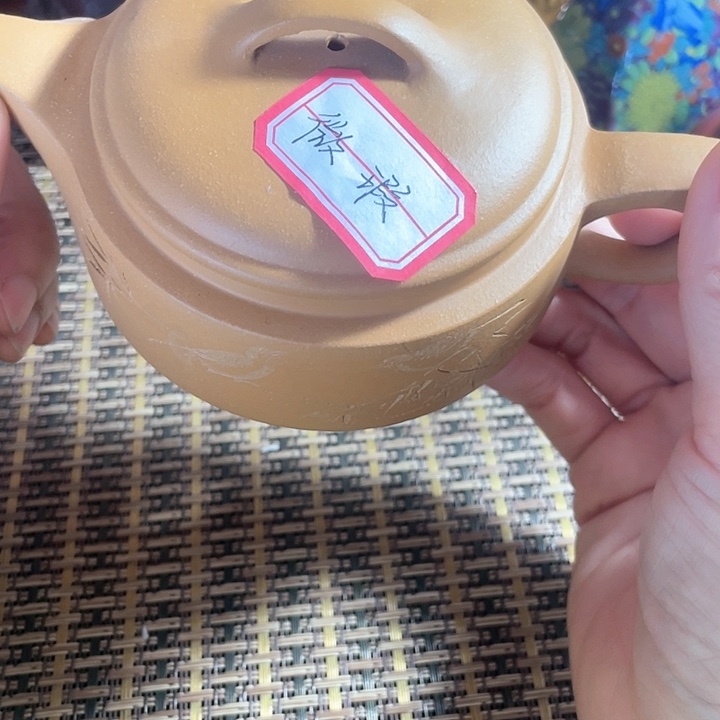 紫砂茶壶原矿泥料手工制作的紫砂壶。