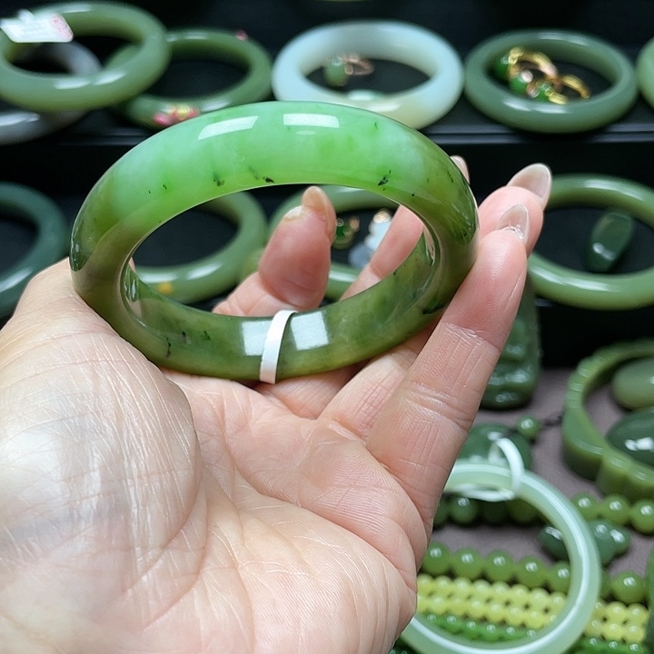 月***儿和田玉（碧玉）未镶嵌手镯
