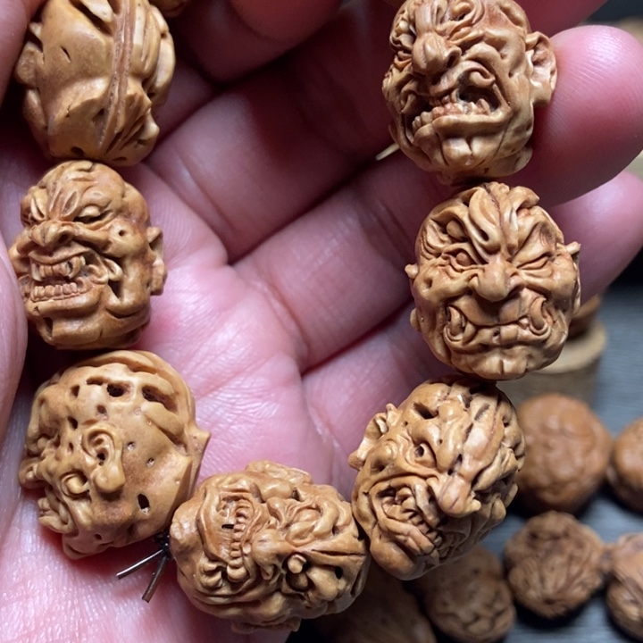 任***凯把件核桃风味纯手工桃核雕刻獠牙