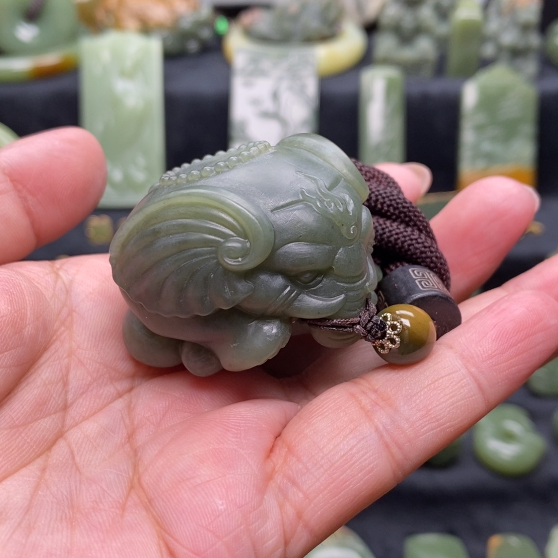 未镶嵌岫岩老玉（透闪石质玉）把件