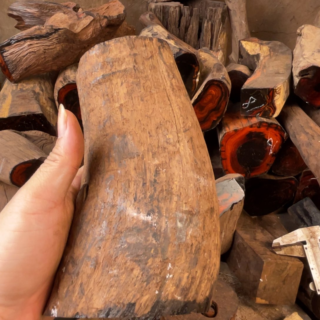 L****木大红酸枝原料摆件