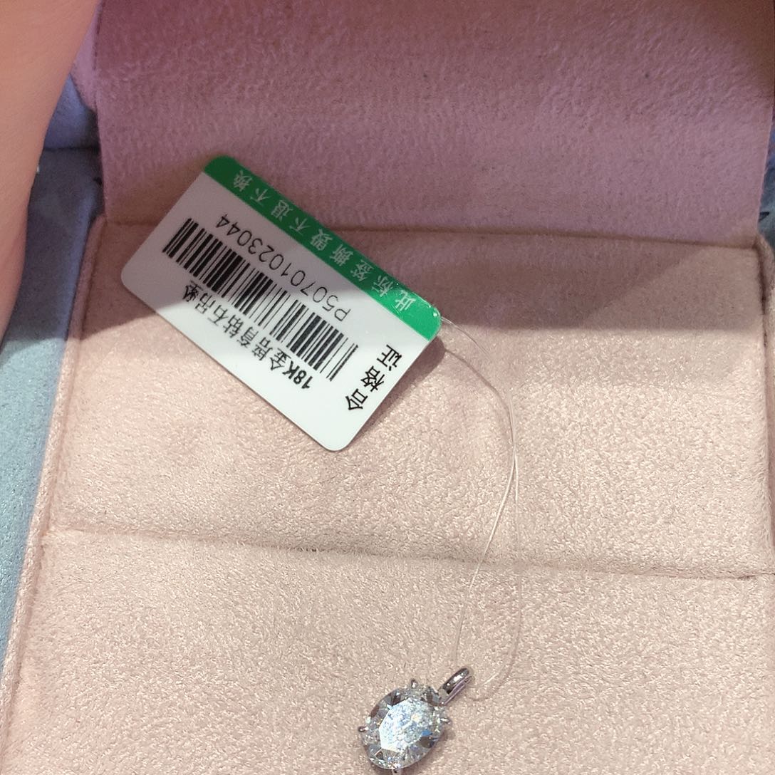 颈饰18K金镶嵌合成钻石