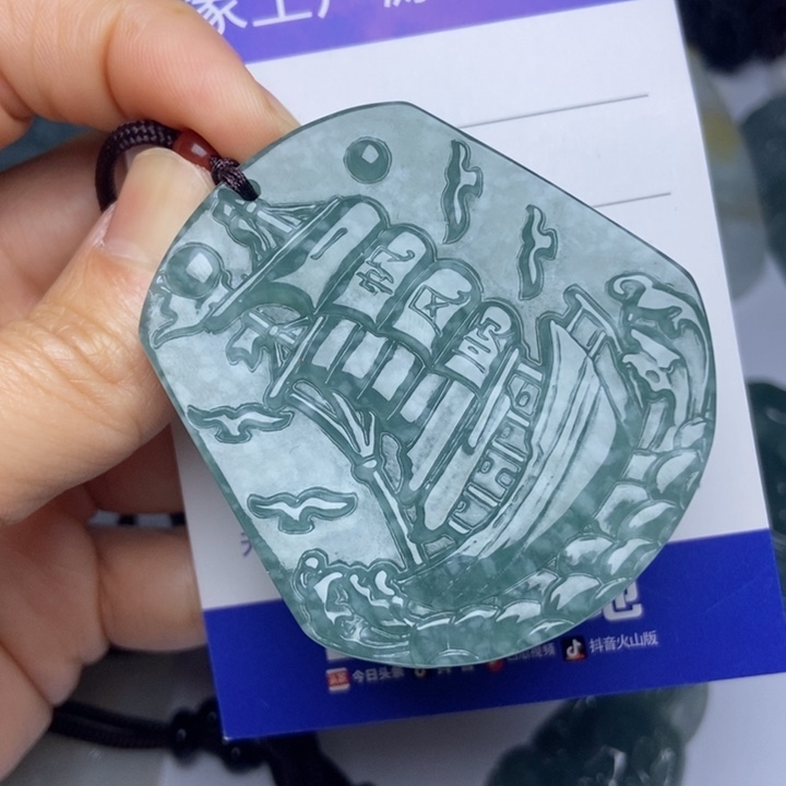 翡翠颈饰未镶嵌翡翠