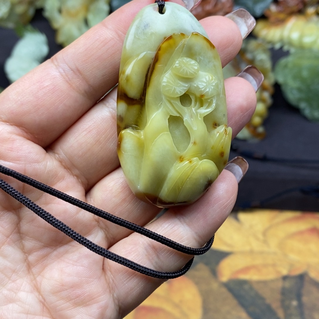 蛇纹石玉颈饰未镶嵌