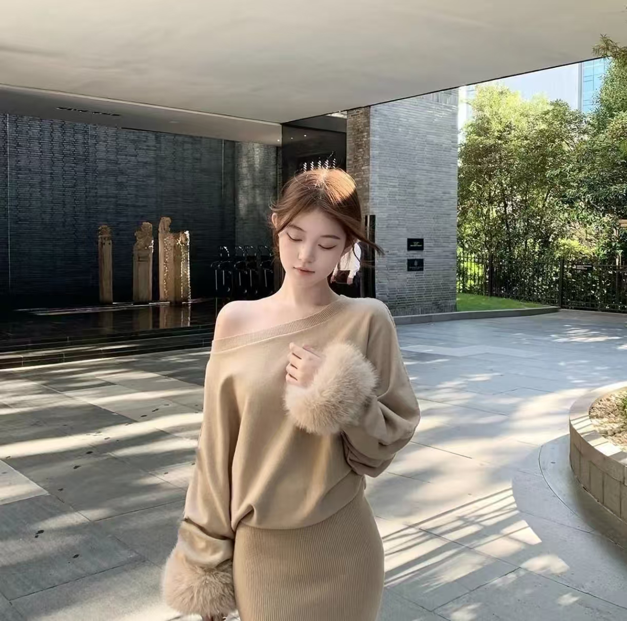 K368秋冬新款斜肩毛毛袖针织连衣裙女法式千金风露肩显瘦包臀裙子