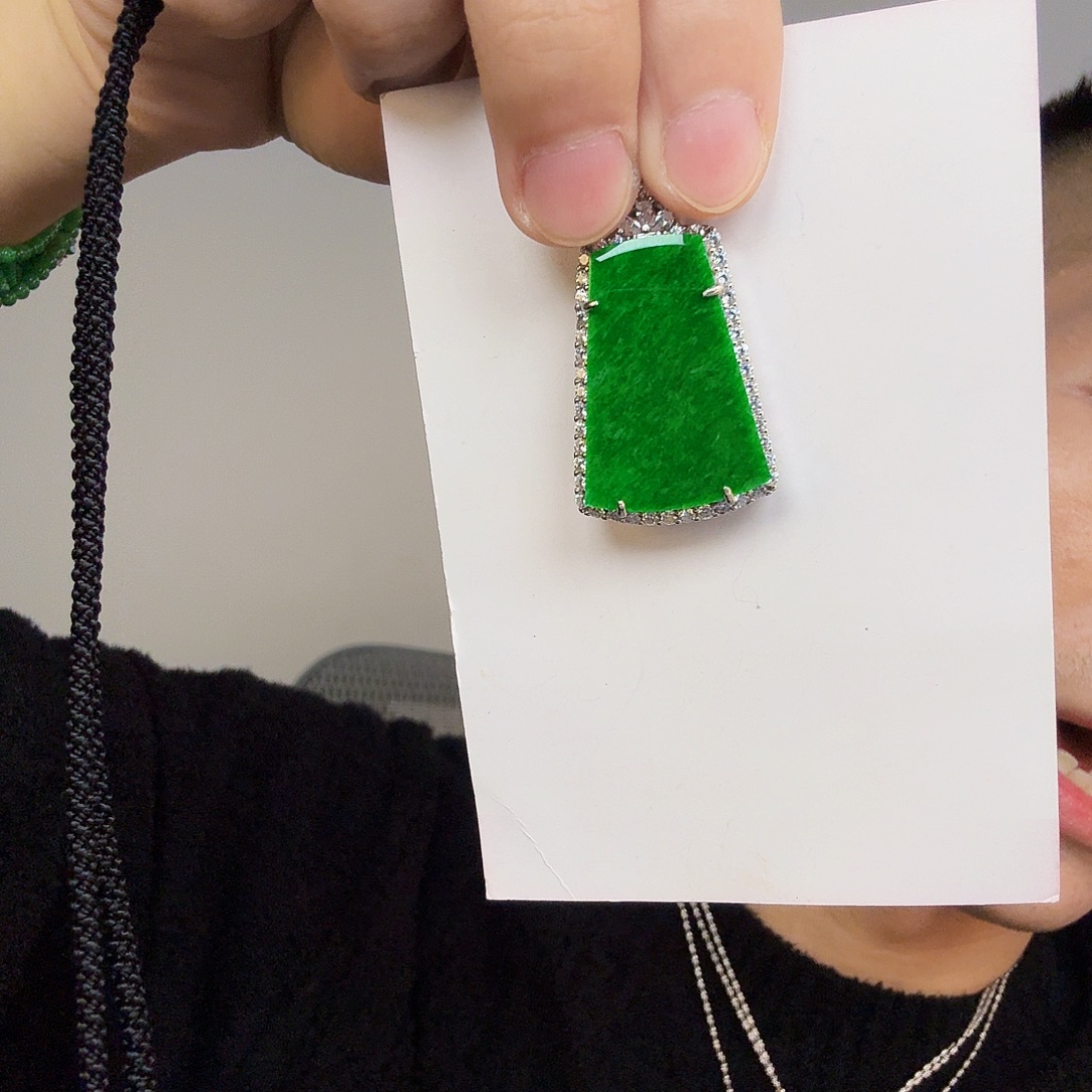 翡翠未镶嵌颈饰一件