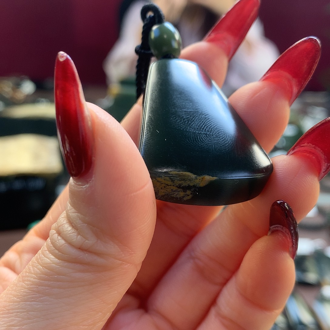 岫岩河磨玉（透闪石质玉）颈饰未镶嵌