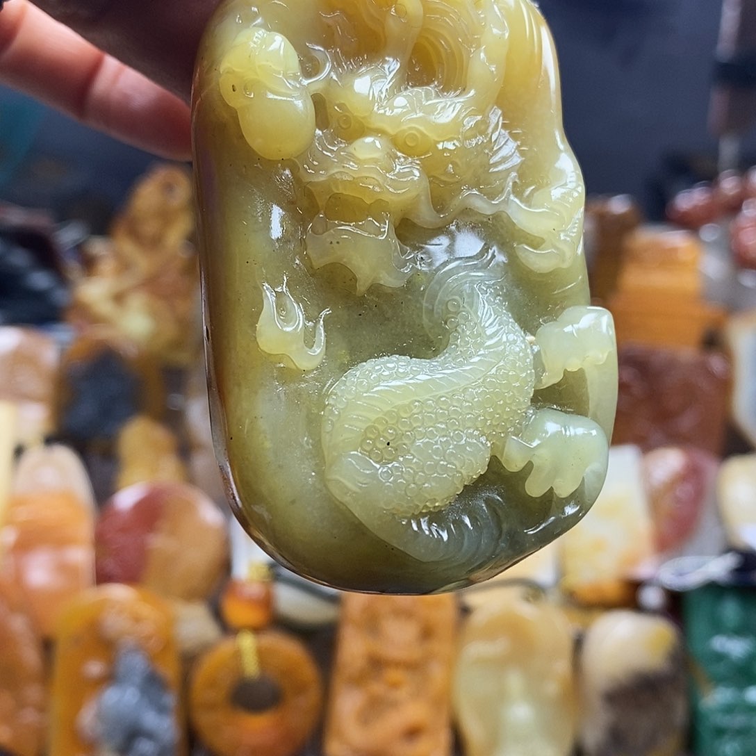 石英质玉（黄龙玉）颈饰未镶嵌