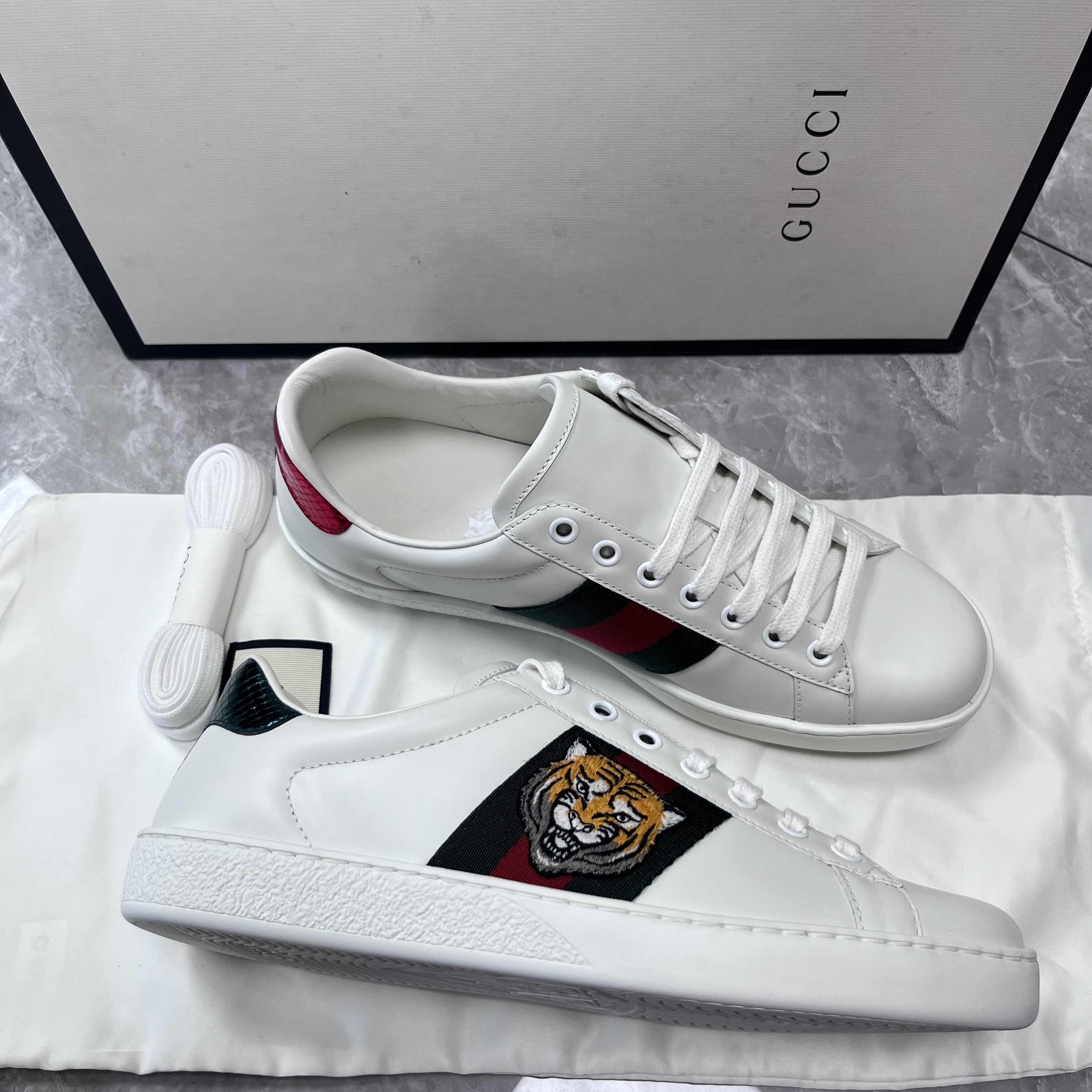 未使用 GUCCI/古驰 39码！古驰ACE老虎刺绣低帮时尚板鞋白色真皮