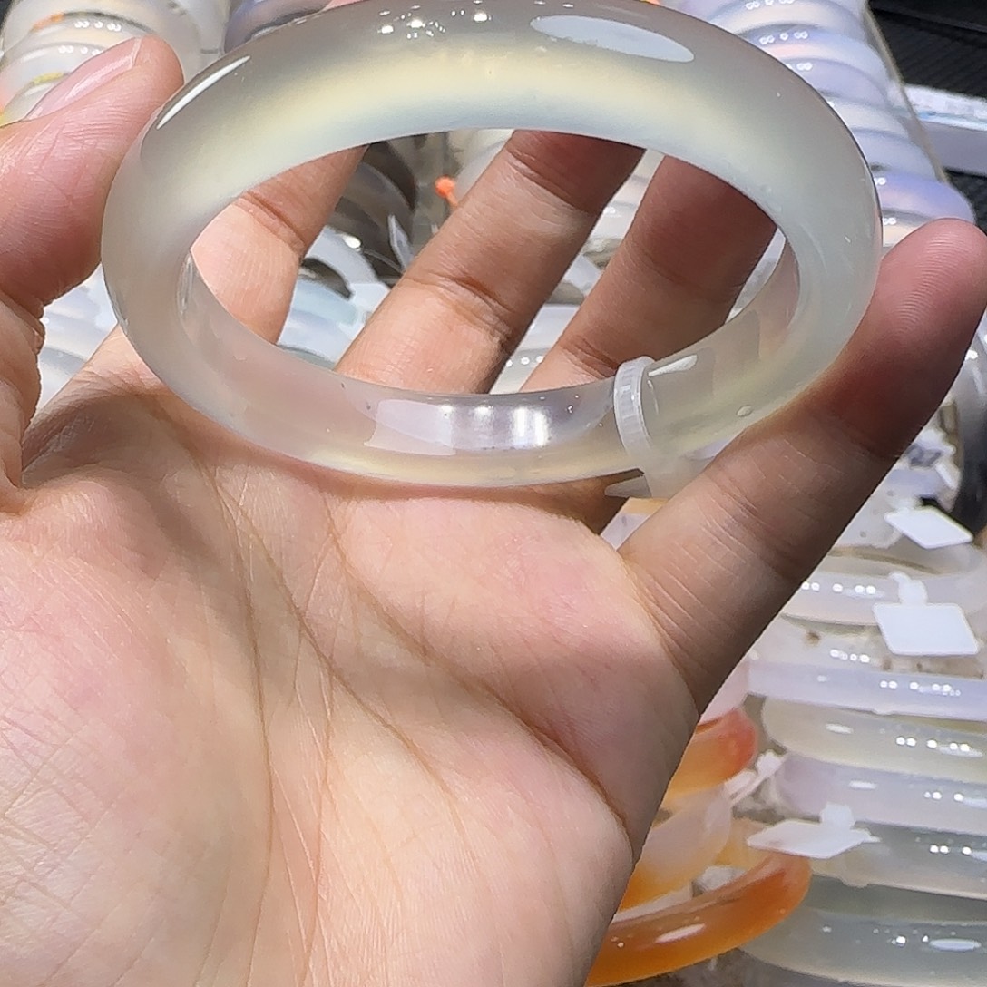 玛瑙/玉髓未镶嵌手镯57飘绿花