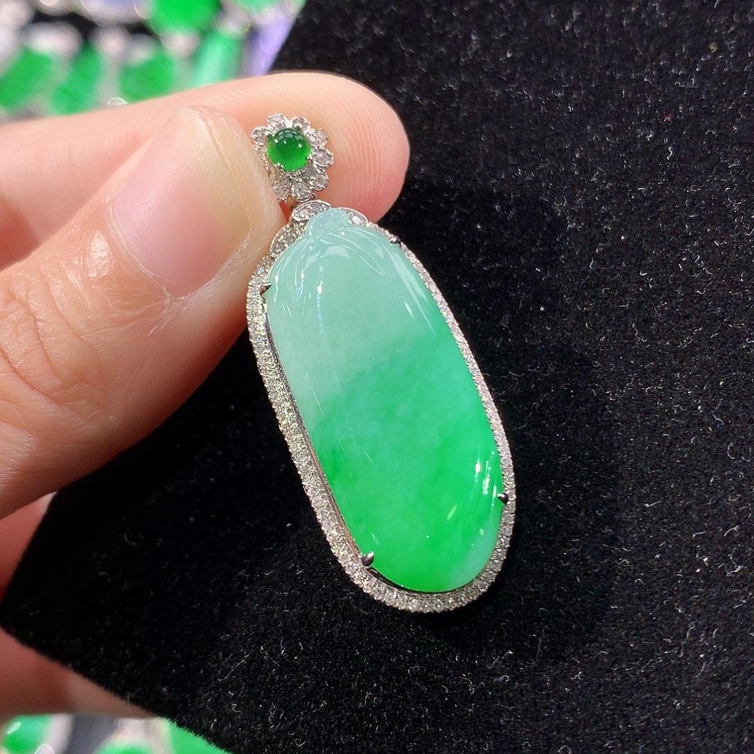 翡翠18K金镶嵌颈饰