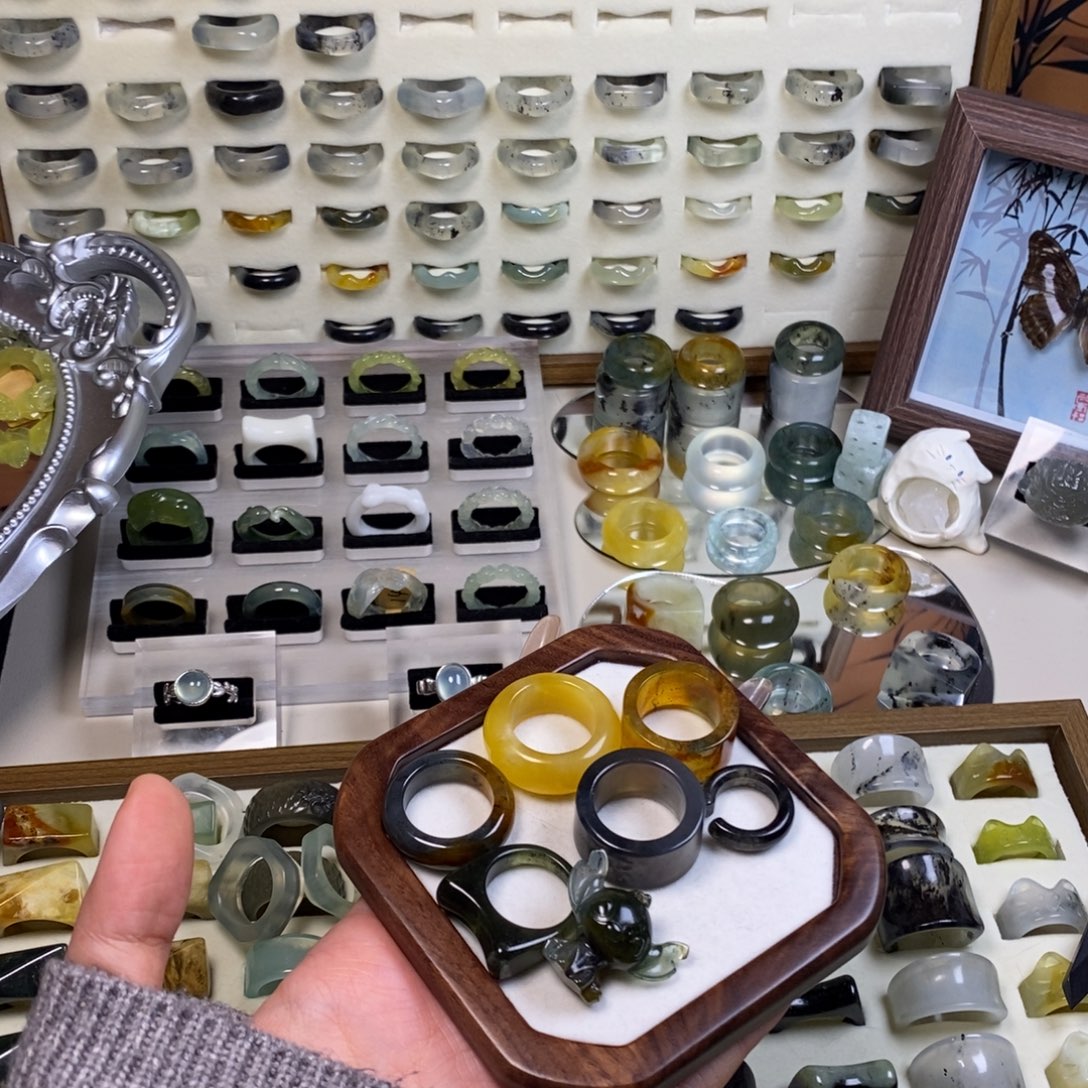 轻****蛇纹石玉未镶嵌戒指