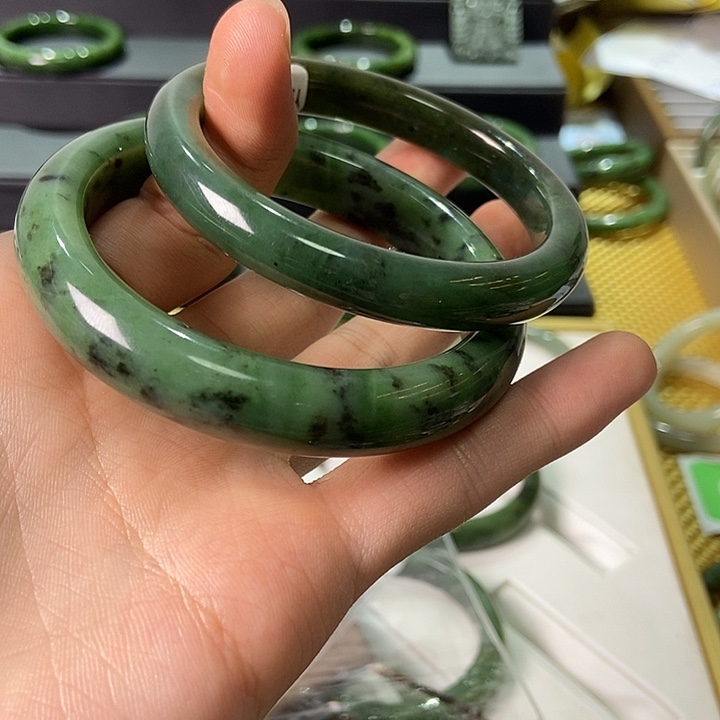 妍***毛和田玉（碧玉）未镶嵌手镯