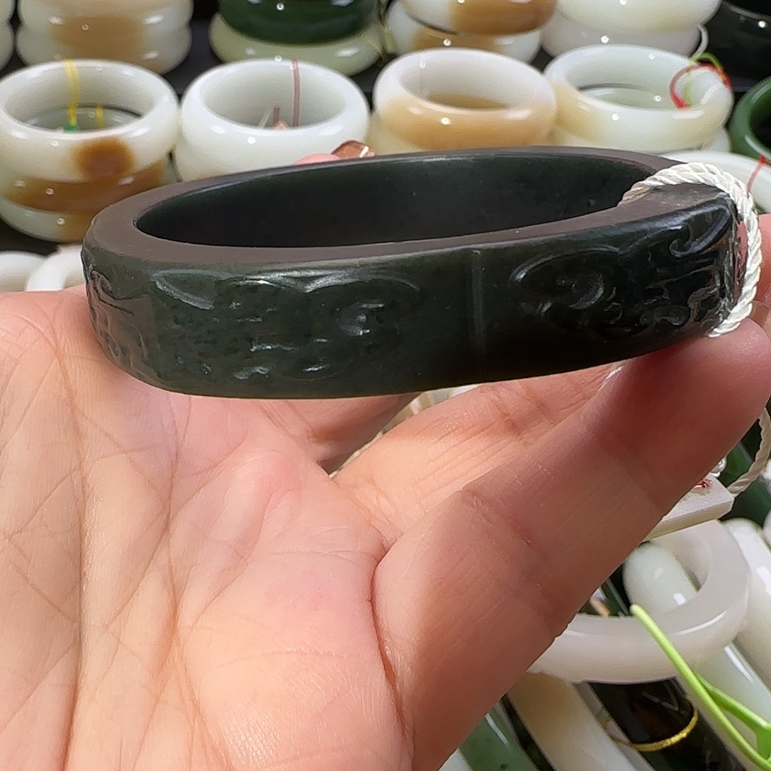 和田玉未镶嵌手镯